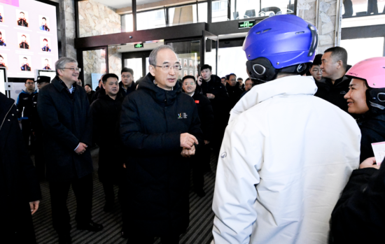 11��22��������ʡ2025-2026��ѩ���_���ߵ�31�ü����Fڡ��ѩ��(ji��)�_Ļʽ�ڼ����������ɻ����ȼم^(q��)�e�У�ʡί��ӛ�S����ѩ�ߴ�d�c��ʡ�ο��H�н�����