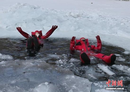 2��5�գ�����ʡ�L(zh��ng)������һ�(xi��ng)��(d��)�صı����(xi��ng)Ŀ���������ο�ǰ��(l��i)�w�(y��n)���ڇ�(y��n)������������c��������Ŀ�ļtɫ�����b�䣬��ȻƯ���ڱ���֮�������܄e�µı�ѩ��(l��)Ȥ�������� �z