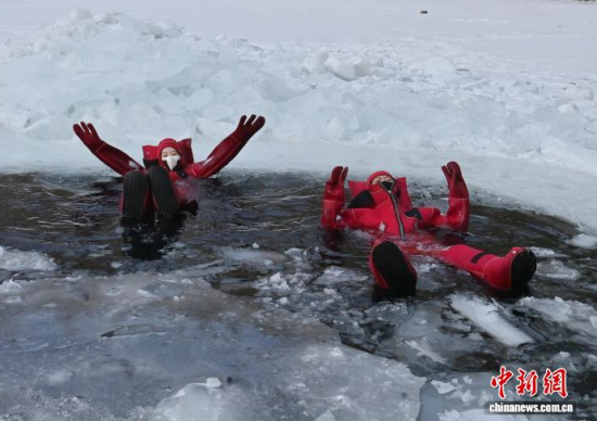 2��5��������ʡ�L(zh��ng)������һ�(xi��ng)��(d��)�صı����(xi��ng)Ŀ���������ο�ǰ��(l��i)�w�(y��n)���ڇ�(y��n)������У����c��������Ŀ�ļtɫ�����b������ȻƯ���ڱ���֮�������܄e�µı�ѩ��(l��)Ȥ�������� �z